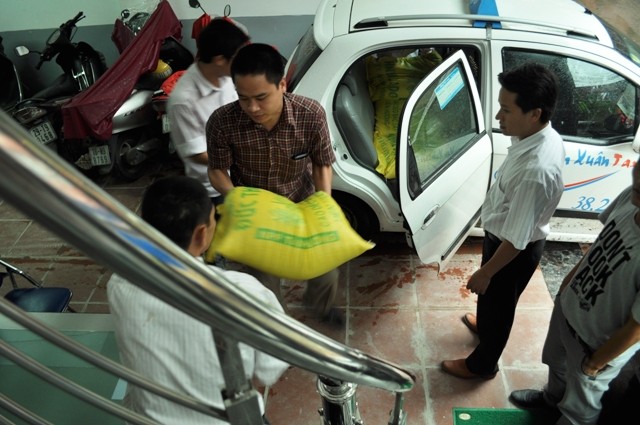Độc giả Mai Thị Lan Hương đã gửi 2,5 tạ gạo đến Báo để nhờ chuyển đến các em nhỏ Suối Giàng